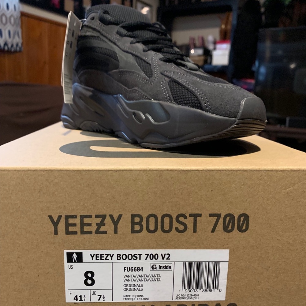 YEEZY Boost 700 (Brand New) Size 8